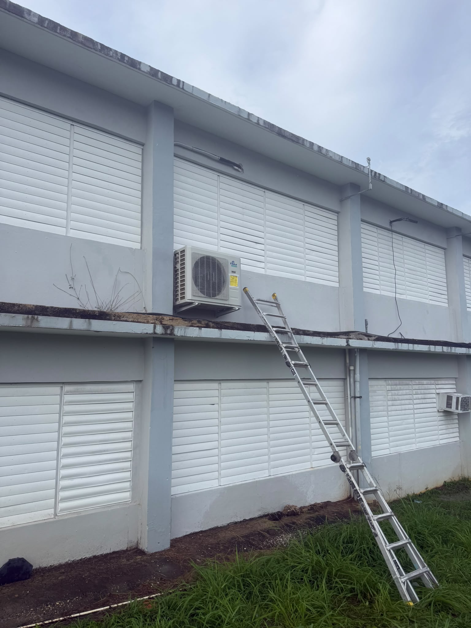 Sistema exterior de aire acondicionado instalado en un edificio